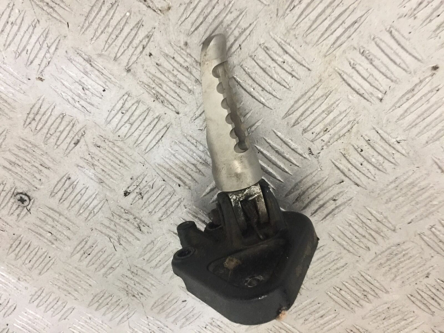 TRIUMPH 955i TIGER FRONT LEFT HANGER  YEAR 2001-2006 (STOCK 818)