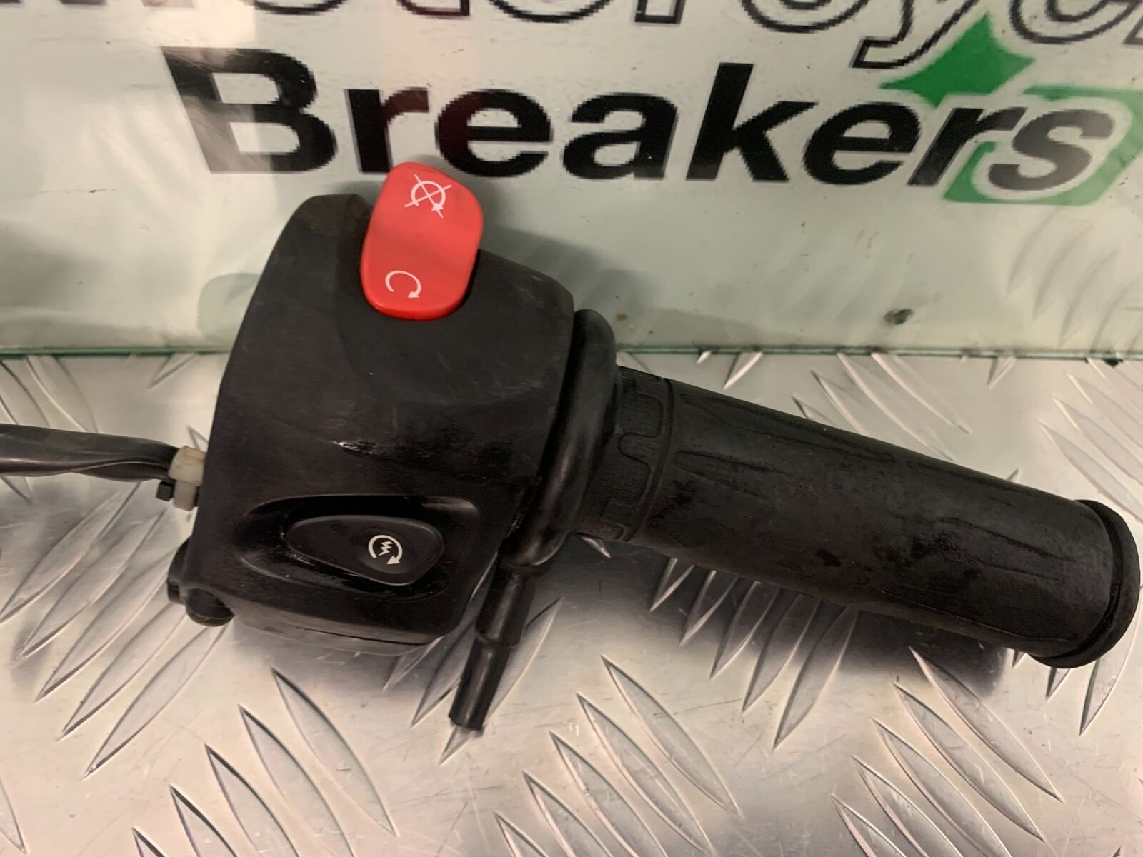 YAMAHA FZ6 FAZER RIGHT SWITCH GEAR YEAR 2004-2007 (STOCK 955)