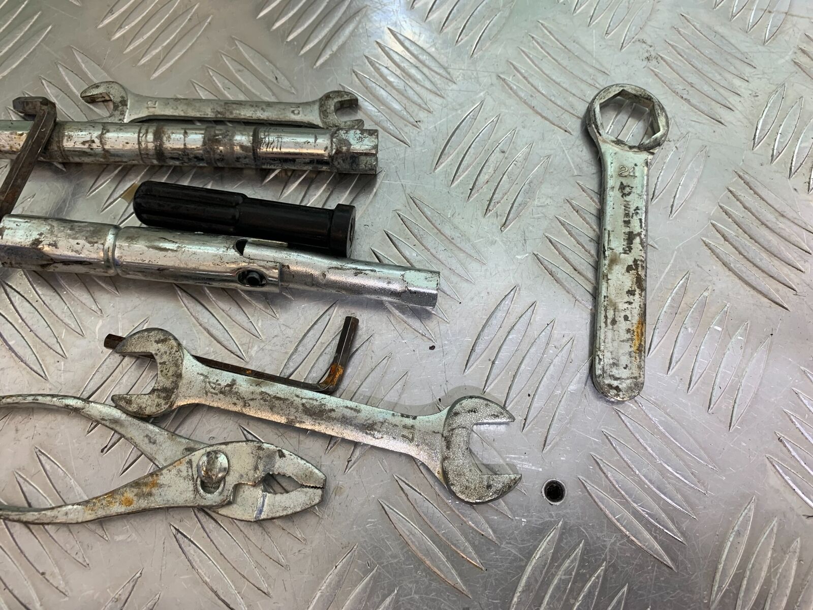 SUZUKI SV650 SV 650 TOOL KIT   YEAR 2003-2006 (CMB1014)