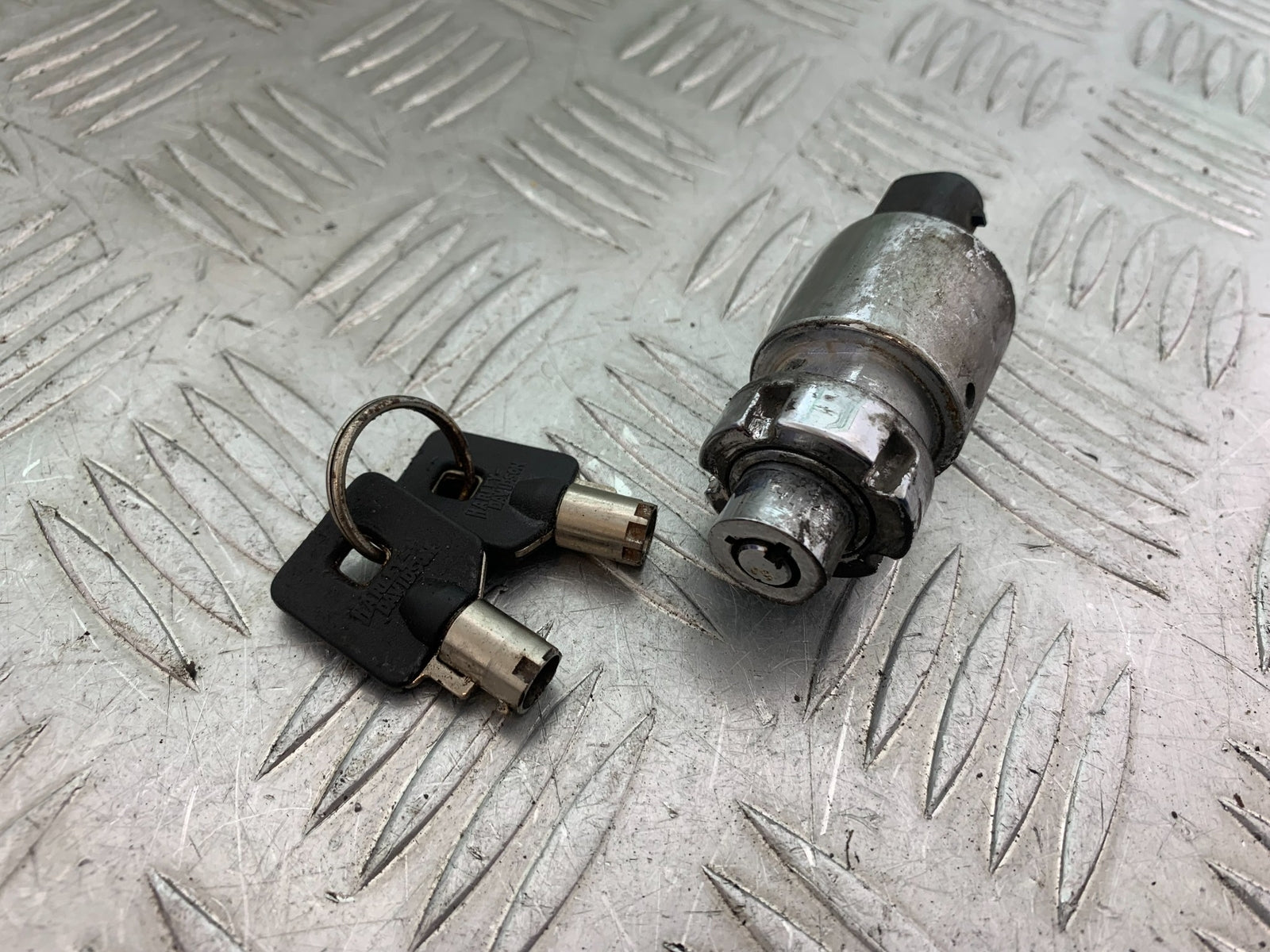 HARLEY DAVIDSON FXS BLACKLINE 1585 IGNITION SWITCH AND KEYS YEAR 2012 (CMB1147)