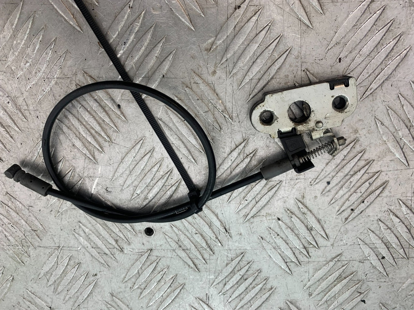 APRILIA 650 PAGASO STRADA SEAT CATCH AND CABLE   YEAR 2005-2010 (CMB1260)