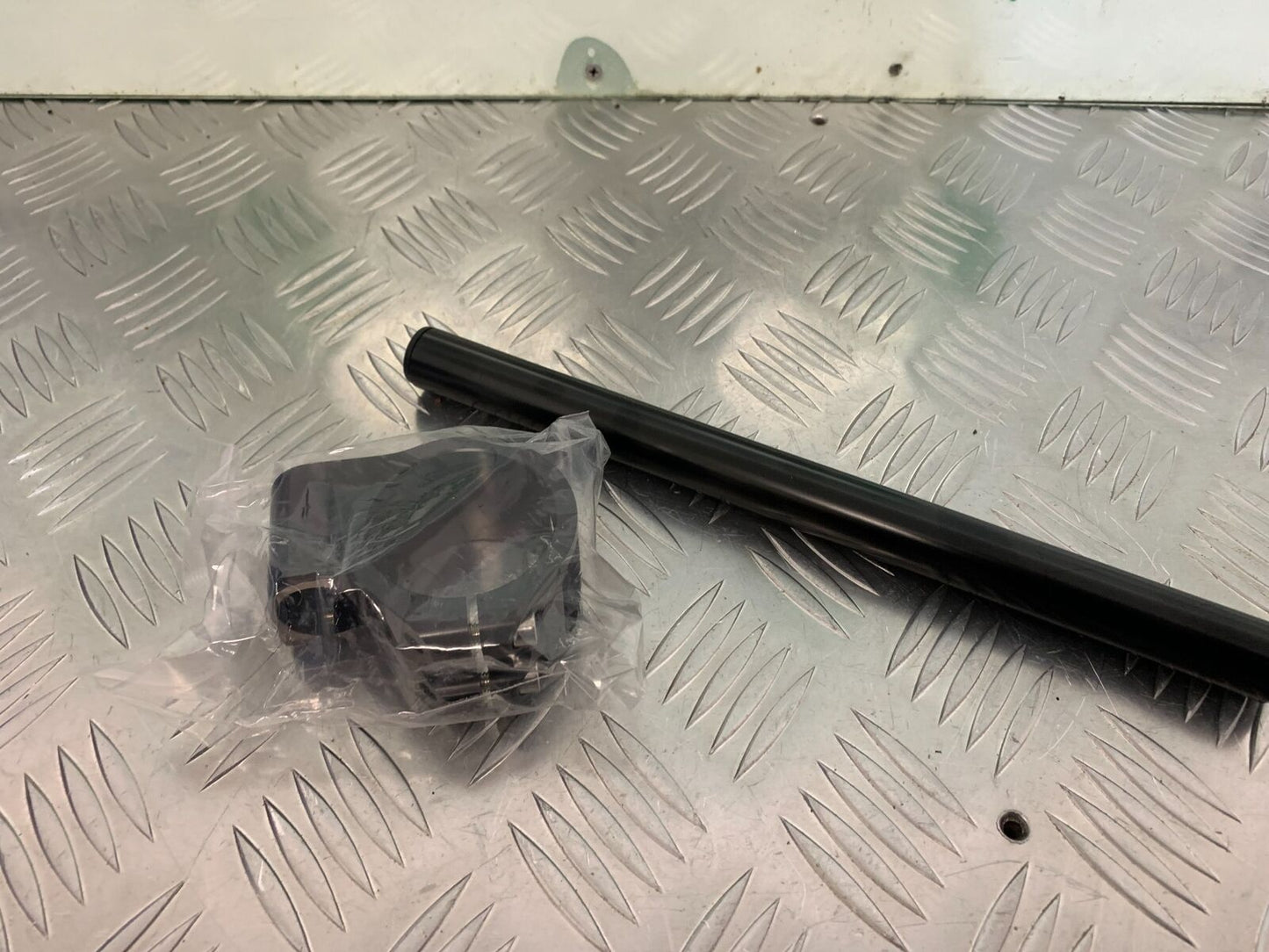 YAMAHA YZF R1 5VY RIGHT HANDLEBAR  YEAR 2004-2006 (STOCK 953)