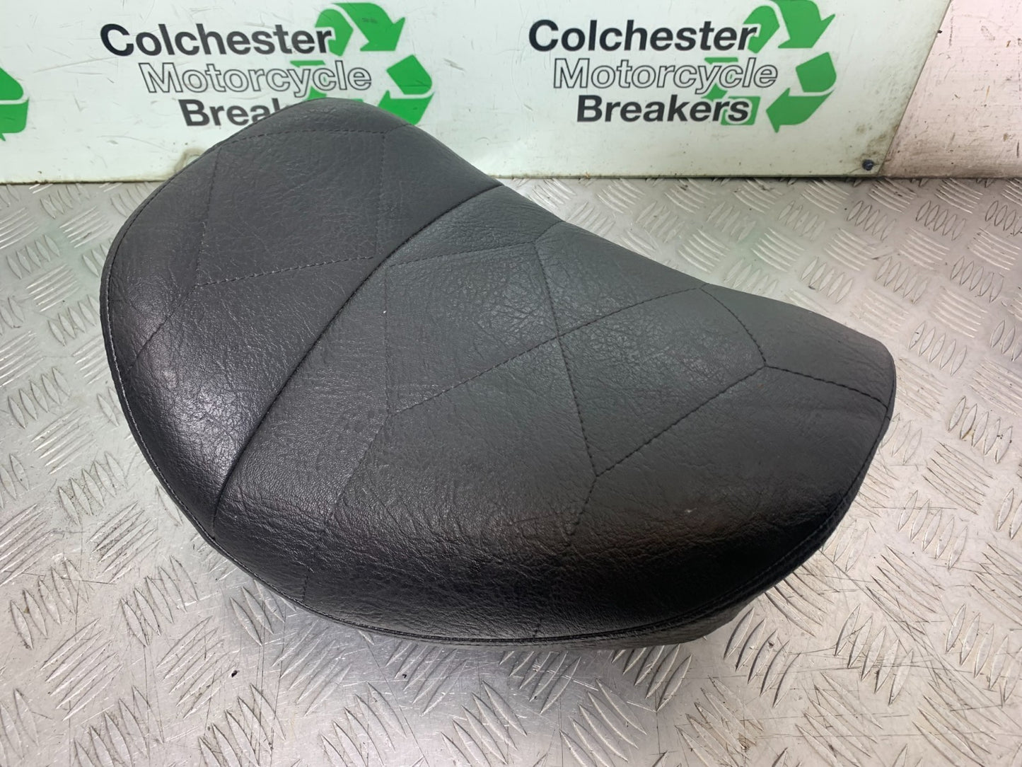 HONDA VT700 VT 700 SHADOW FRONT SEAT YEAR 1984-85 (CMB1328)