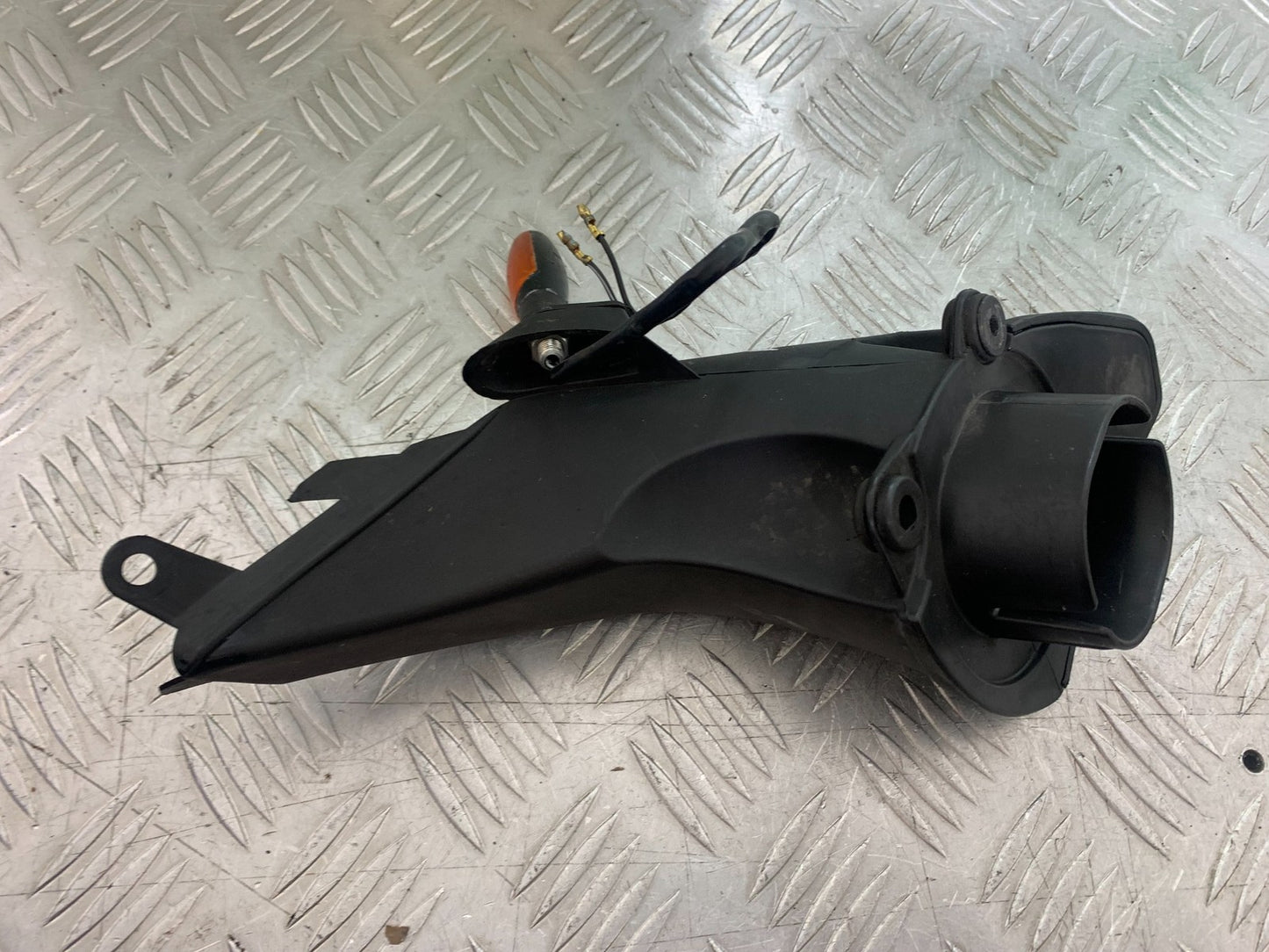 APRILIA TUONO 1000 V4 LEFT AIR TUBE AND INDICATOR YEAR 2013-2014  (CMB1239)