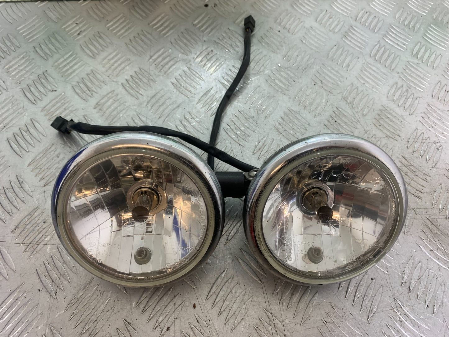 TRIUMPH 1050 SPEED TRIPLE HEADLIGHTS  YEAR 2005-2007 (CMB1322)