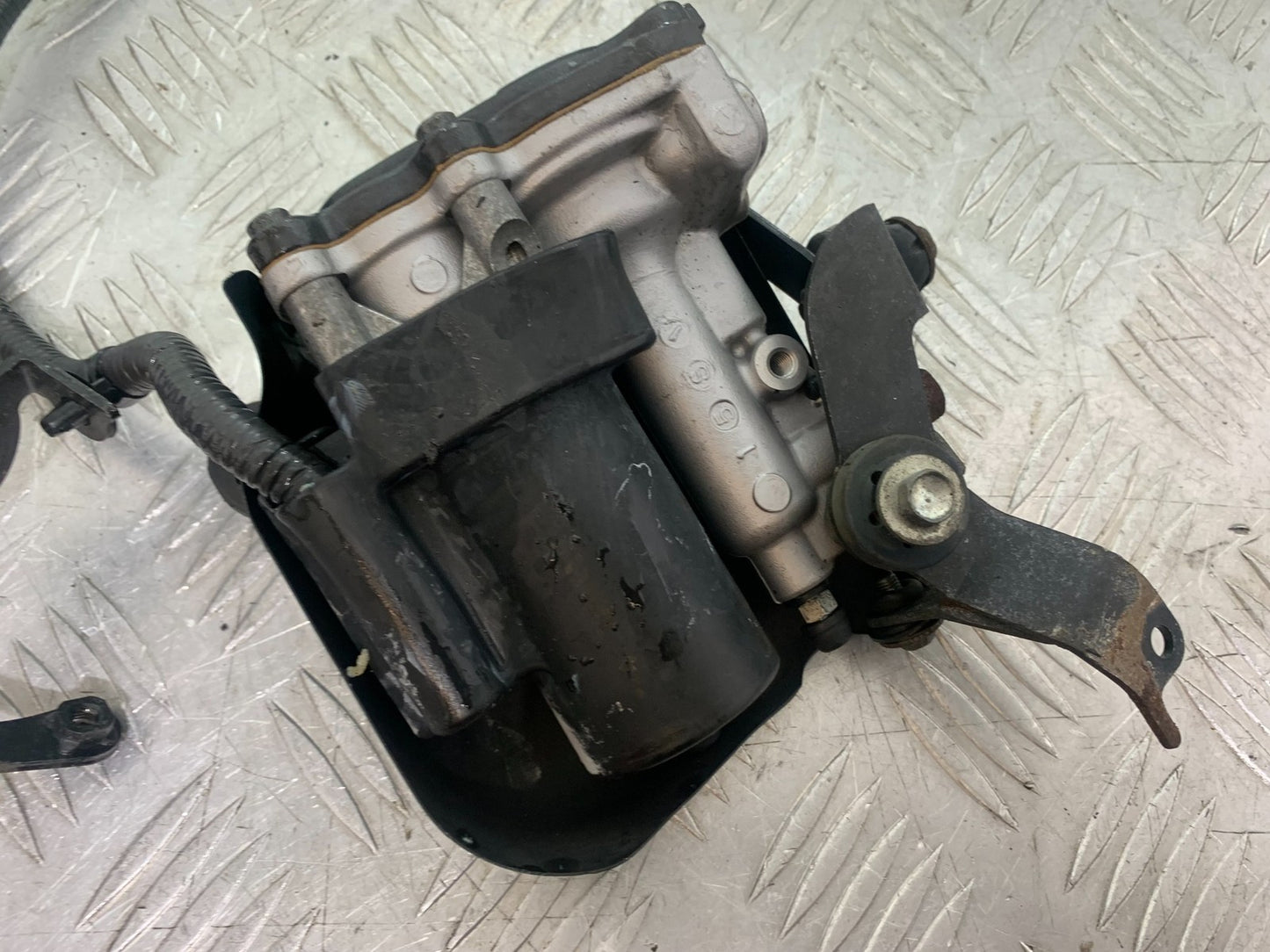 HONDA CBR1000 rr FIREBLADE FRONT ABS PUMP YEAR 2012-2016 (CMB1198)