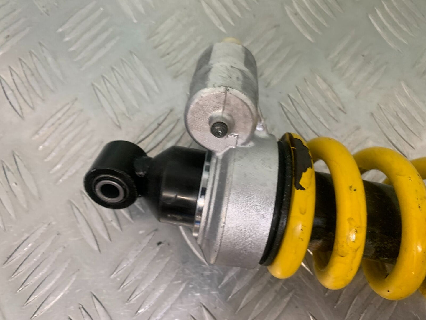 TRIUMPH 955I SPRINT RS REAR SHOCK YEAR 1999-04 (STOCK 989)