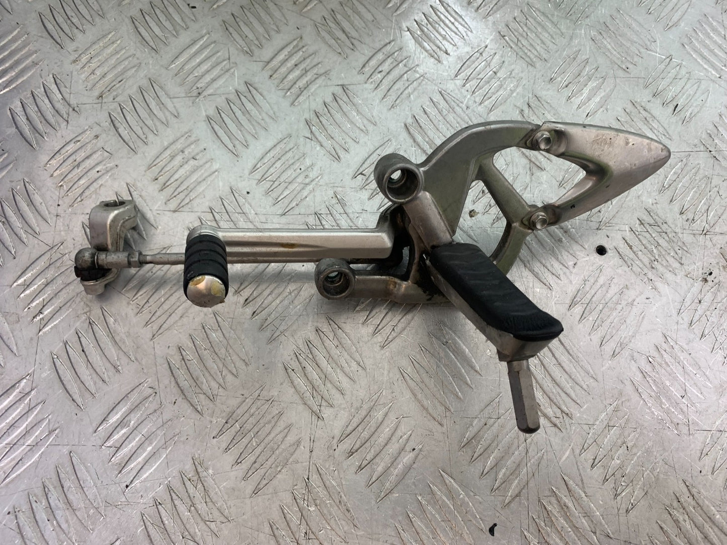 TRIUMPH 1050 SPRINT GT FRONT LEFT HANGER & GEAR LEVER  YEAR 2010-2016 (CMB1250)