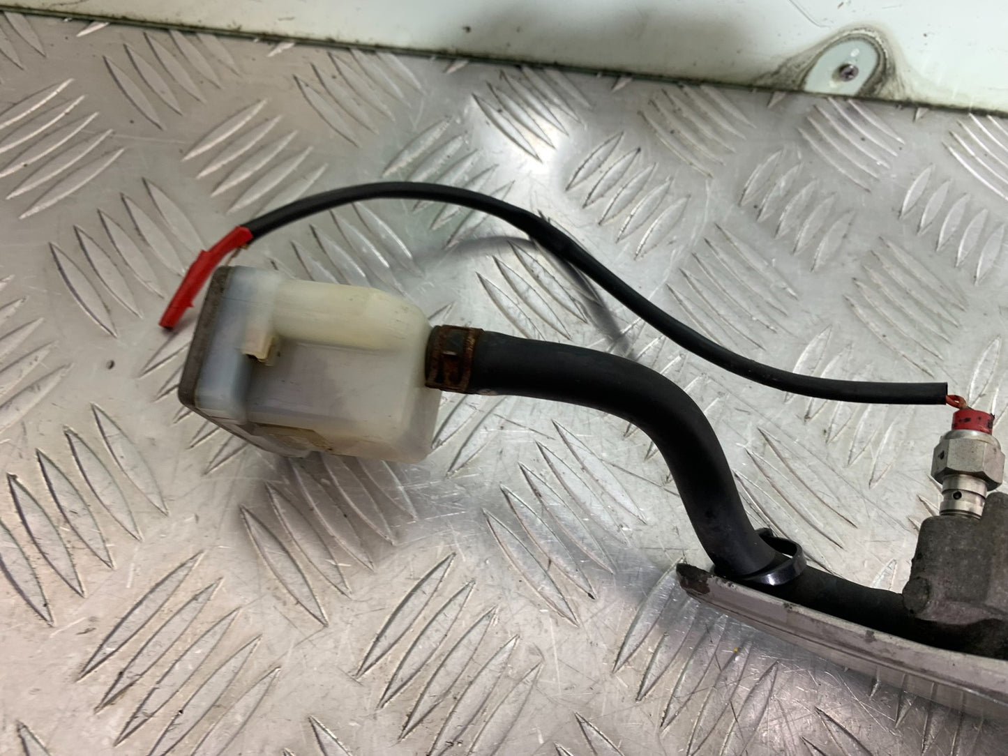 SUZUKI GSF1200 GSF 1200 BANDIT FRONT RIGHT HANGER   YEAR 2001-2004 (CMB1188)