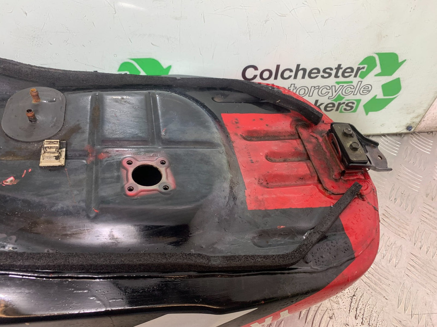 YAMAHA FZS600 FAZER 600 PETROL TANK   YEAR 1998-2001 (CMB1267)