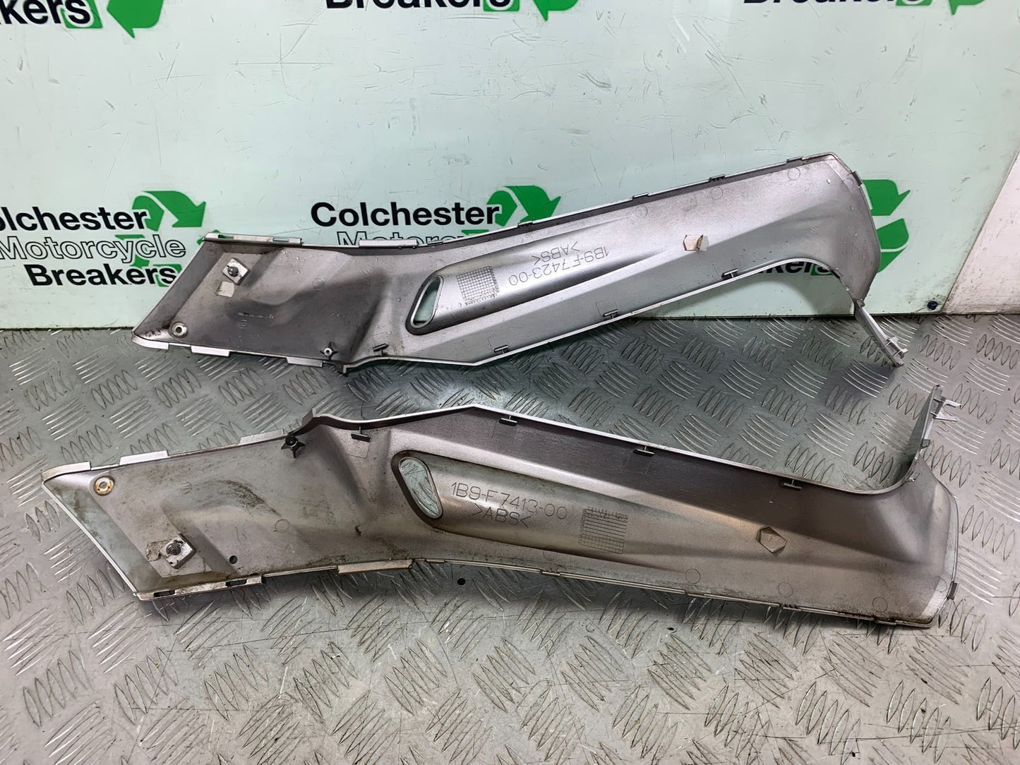YAMAHA XMAX 250 XMAX 250 LEFT AND RIGHT SIDE TRIM  YEAR 2006-09 (CMB1201)