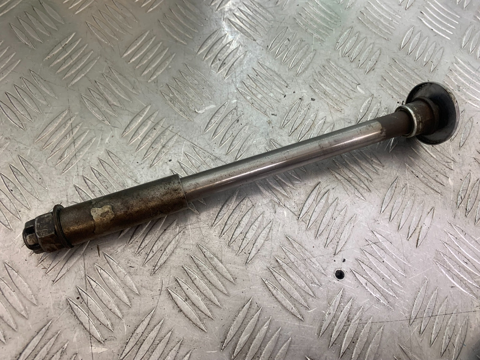 KAWASAKI VN1500 CLASSIC REAR WHEEL SPINDEL YEAR 1999 -2006 (CMB1166)
