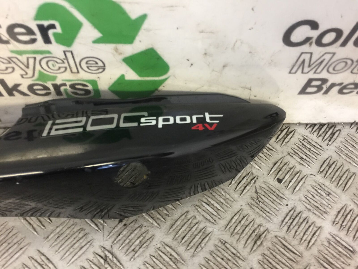 MOTO GUZZI SPORT 4V LEFT SEAT PANEL YEAR 2009 (STOCK 469)