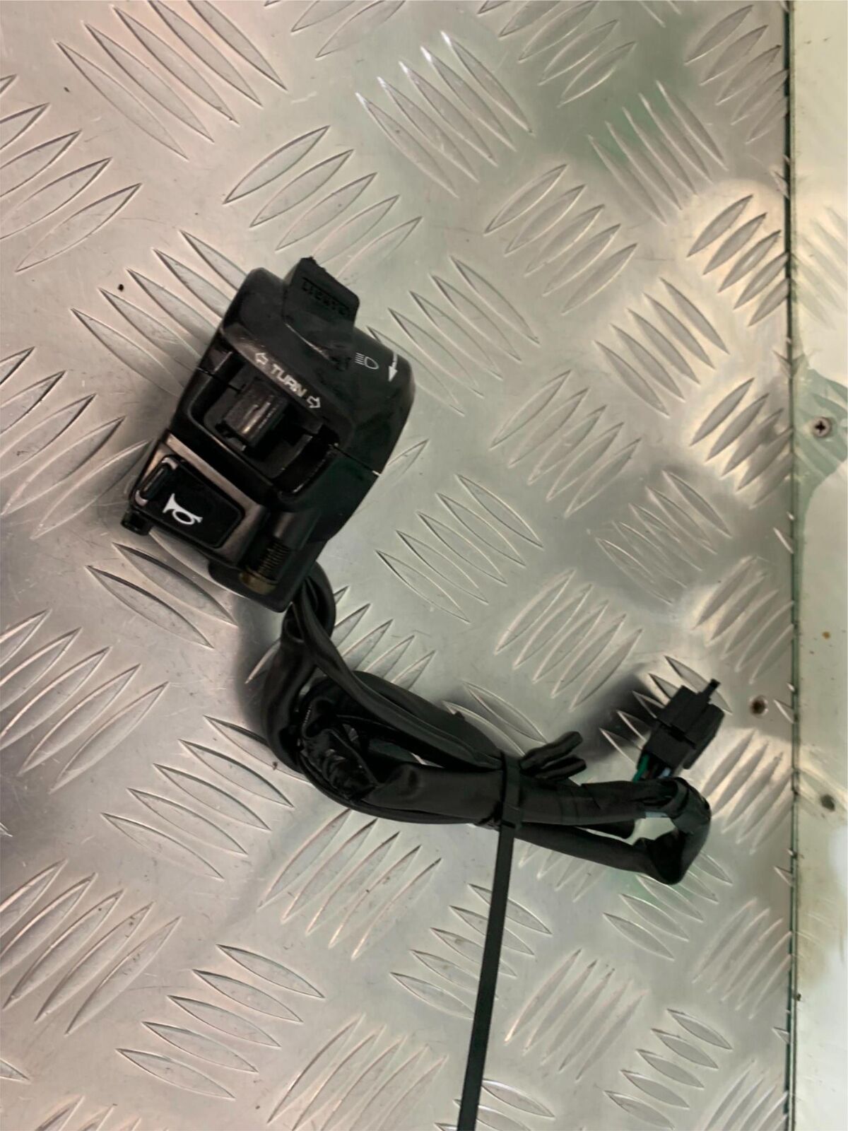 HONDA CBR1100 BLACKBIRD LEFT SWITCH GEAR YEAR 1996-1998 (STOCK 936)