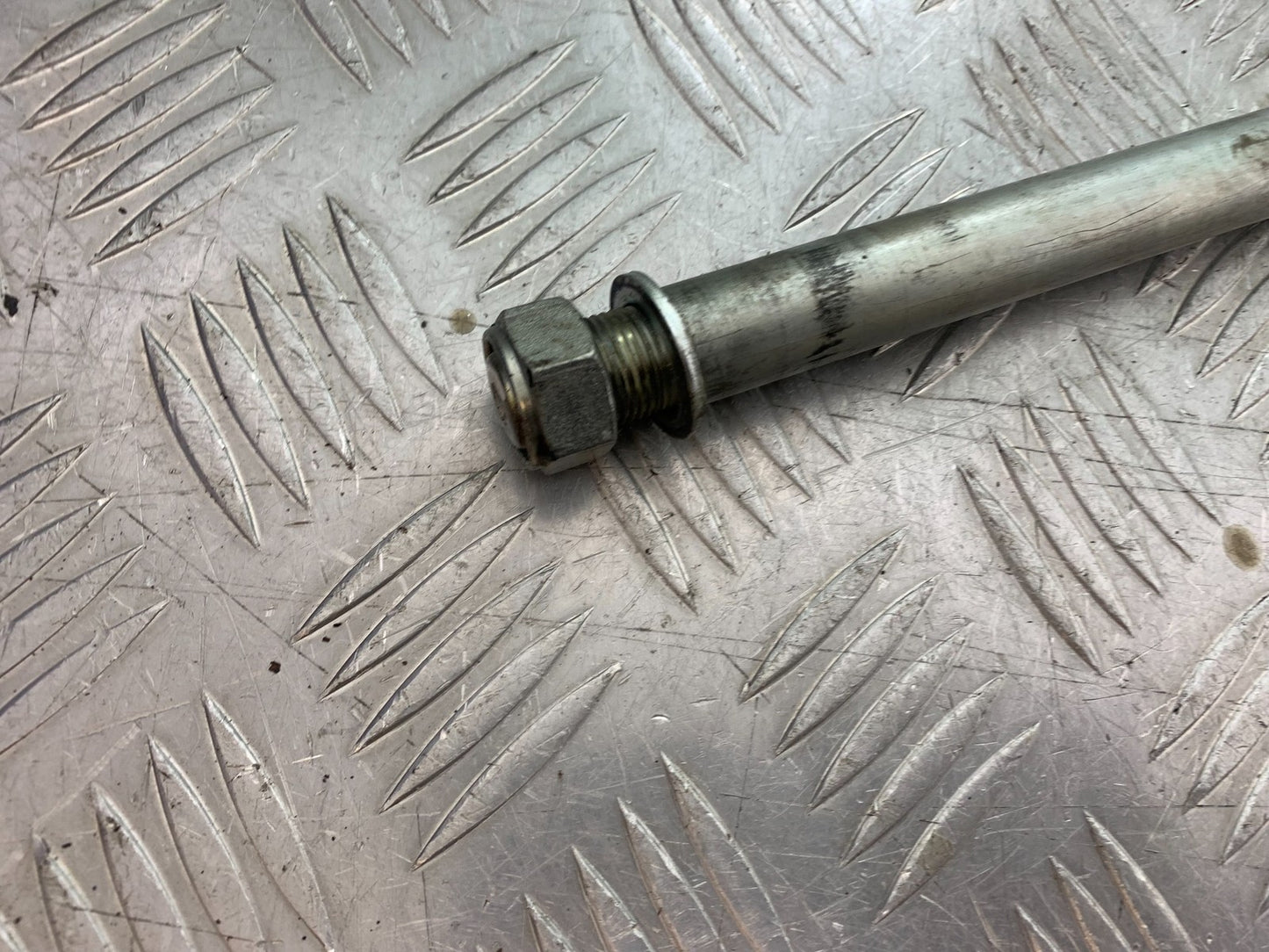 SUZUKI GSF600 GSF 600 BANDIT SWINGARM SPINDLE   2000-2004 (CMB1269)