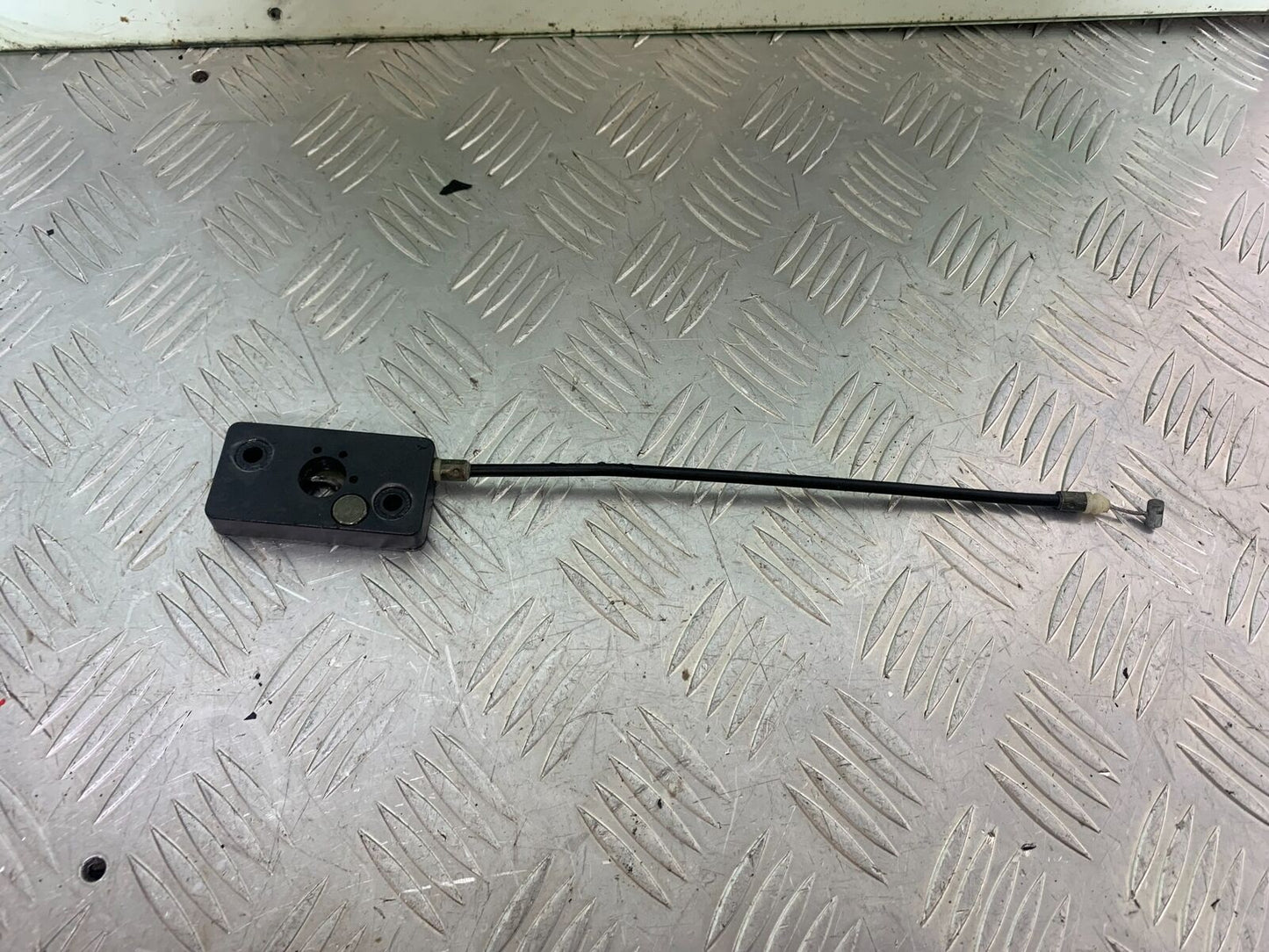 SINNIS TERRAIN 125 SEAT BRACKET AND CABLE  YEAR 2018 (CMB1123)