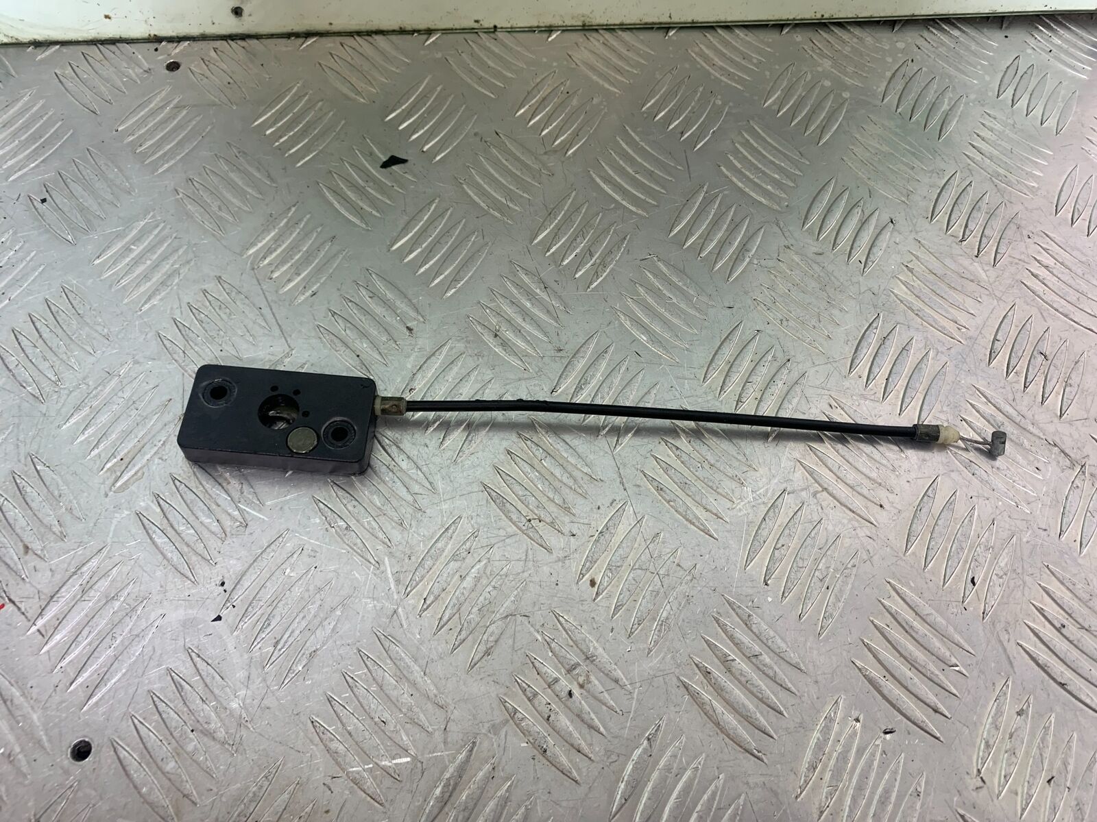 SINNIS TERRAIN 125 SEAT BRACKET AND CABLE  YEAR 2018 (CMB1123)