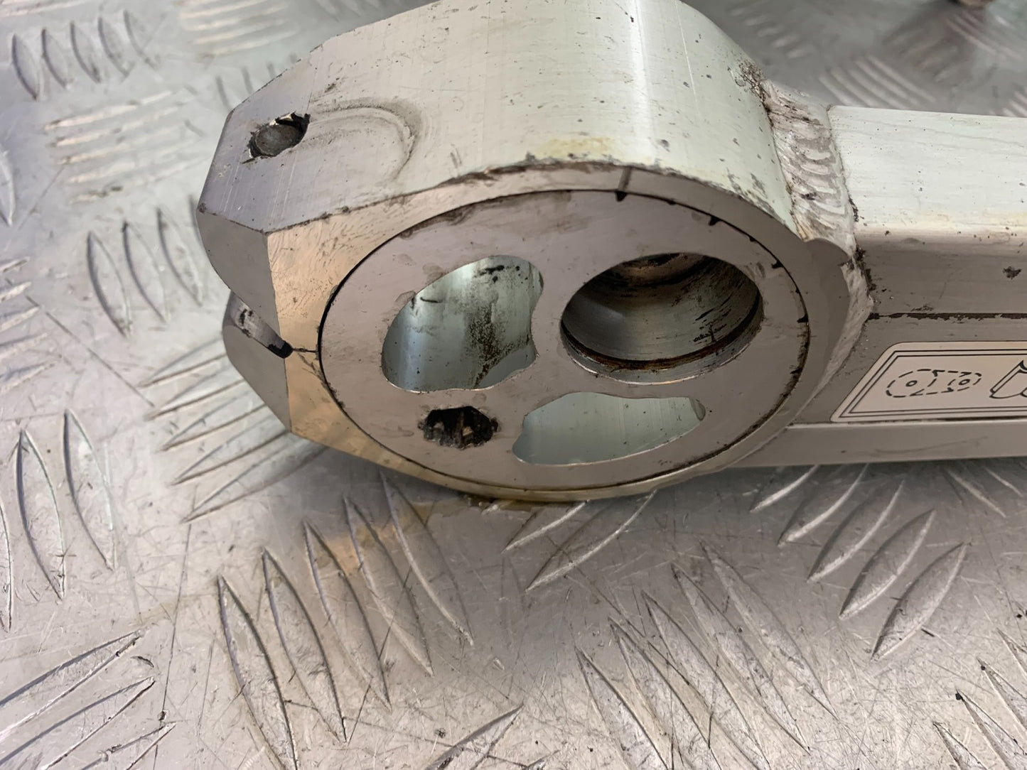 TRIUMPH TROPHY 900 SWINGARM  YEAR 1991-95 (CMB1251)