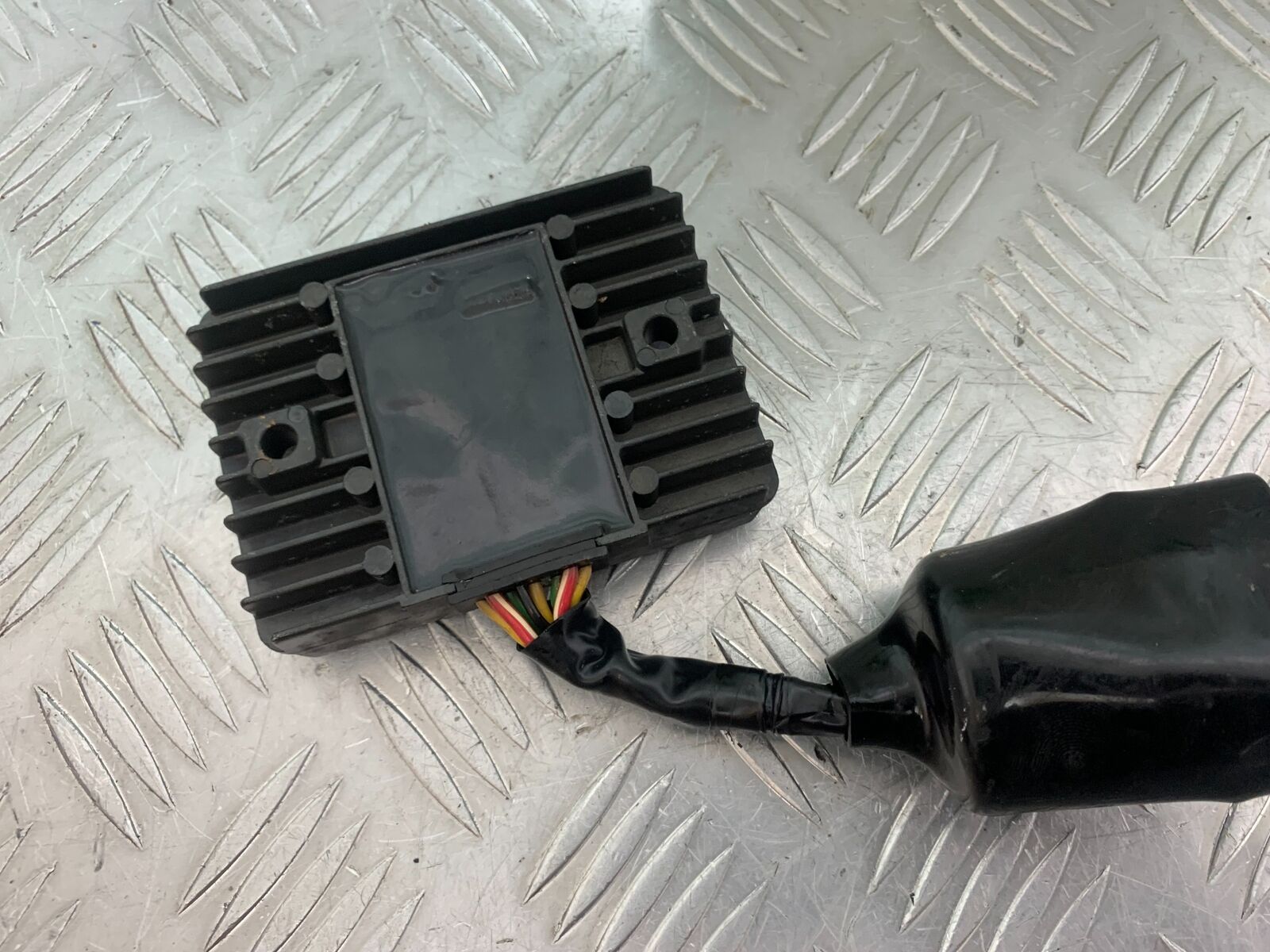 HONDA CBR1100 BLACKBIRD REGULATOR YEAR 1999-2005  (CMB1103)