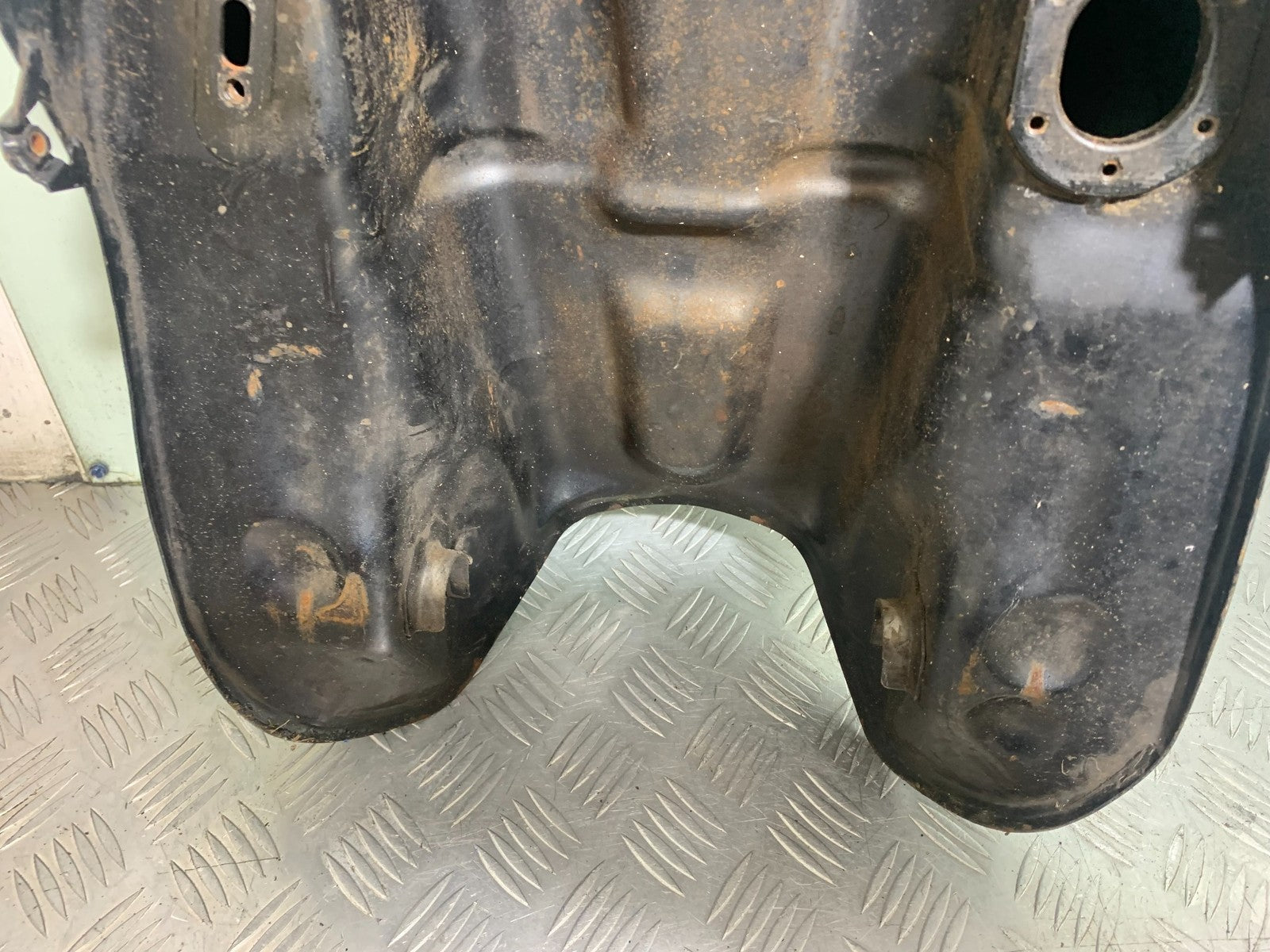 KAWASAKI GPX 750 GPX 750 PETROL TANK   YEAR 1990