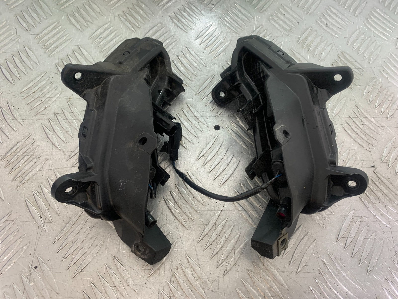YAMAHA YZF R7 HEADLIGHTS  YEAR 2022-2025 (CMB1255)