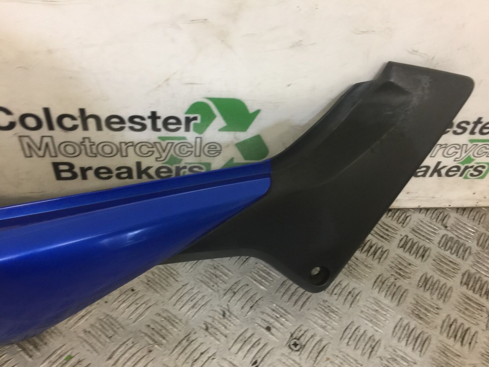 HONDA CBR125 CBR 125 RIGHT SEAT PANEL  YEAR 2004-06  (STOCK 688)