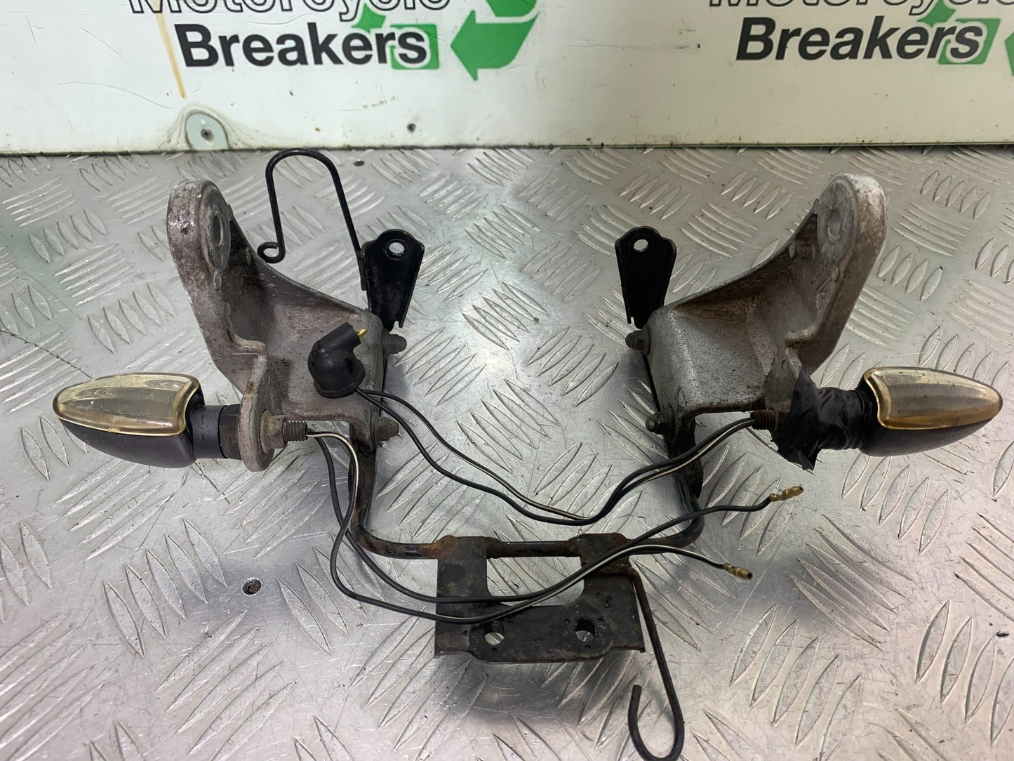 YAMAHA XJR1300 XJR 1300 HEADLIGHT BRACKET   YEAR  1999-2003 (CMB1119)