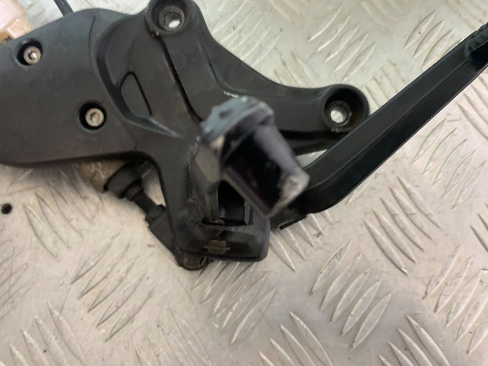 SUZUKI SV650 X SV 650 X FRONT RIGHT HANGER YEAR 2018-2022  (CMB1081)