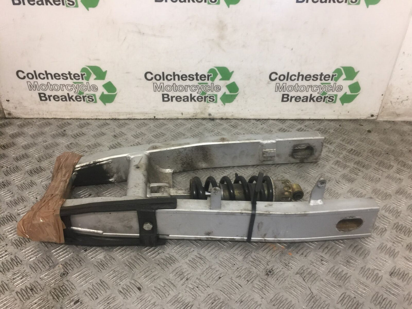 YAMAHA FZ6 REAR SHOCK & SWINGARM  YEAR 2004 (STOCK 693)
