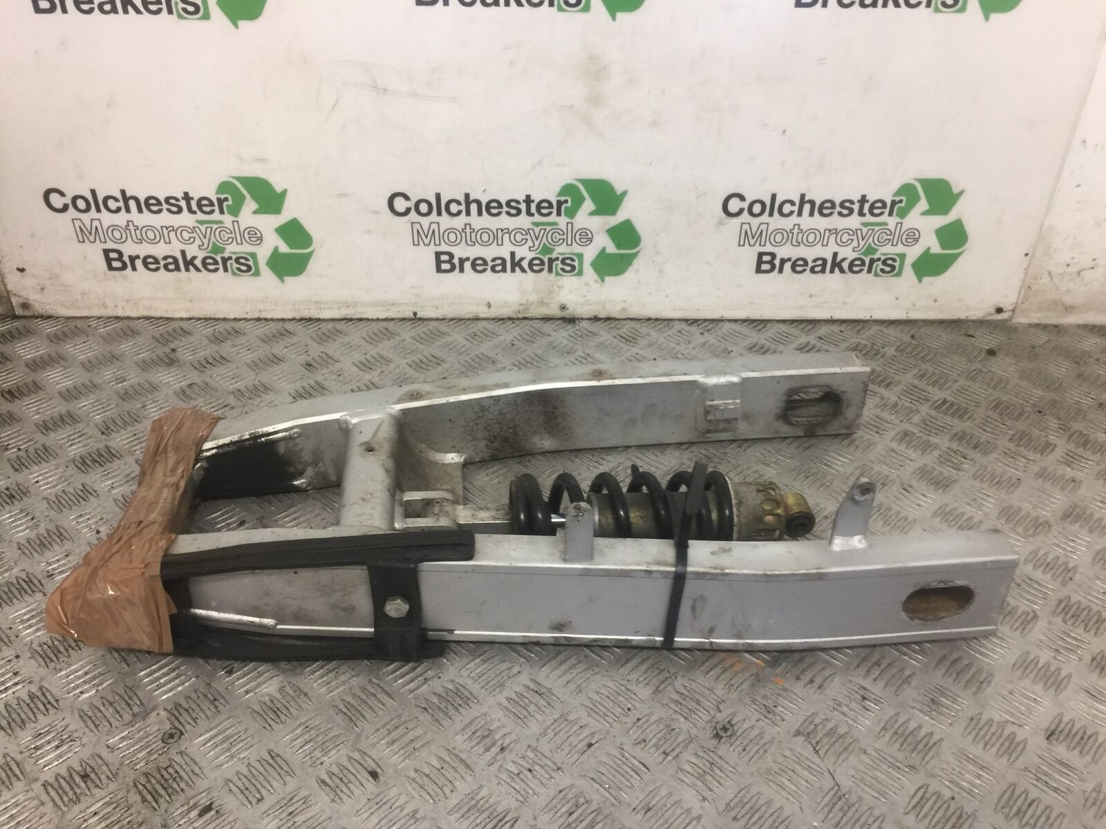 YAMAHA FZ6 REAR SHOCK & SWINGARM  YEAR 2004 (STOCK 693)