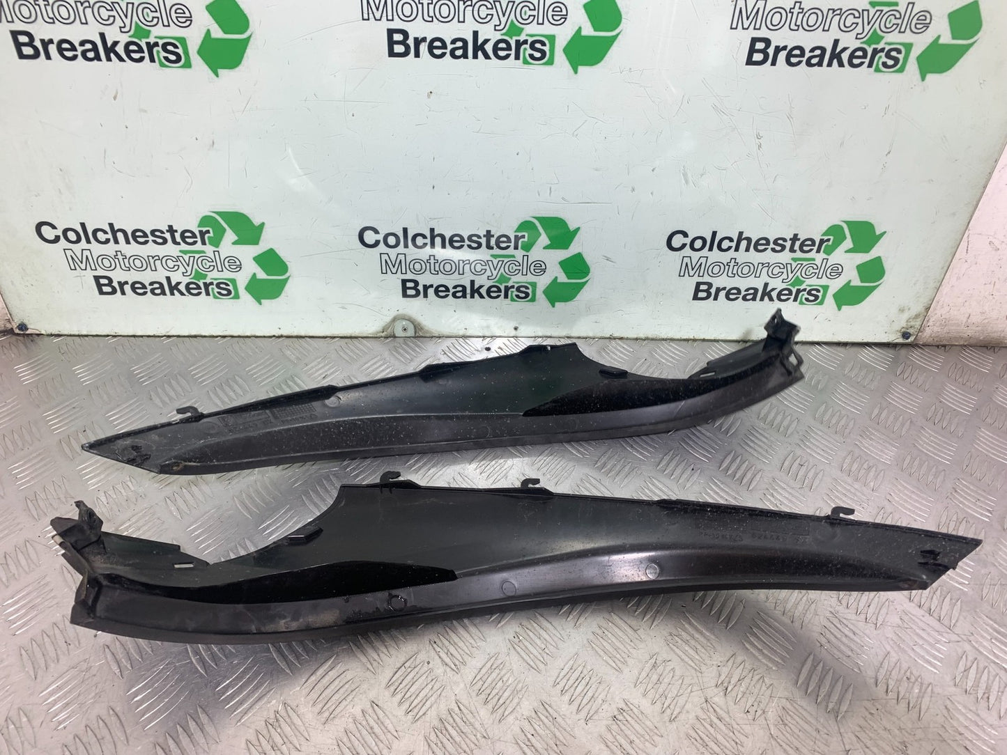PIAGGIO MP3 250 ie LEFT AND RIGHT SIDE PANELS   YEAR 2007 (CMB1307)
