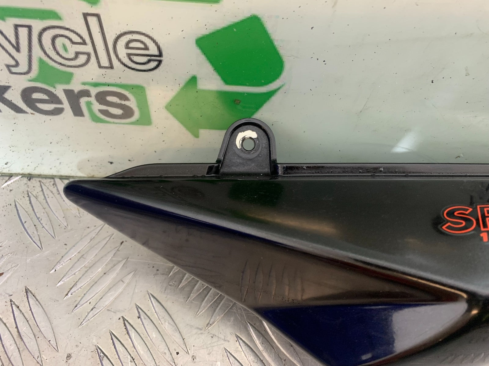 TRIUMPH SPEED TRIPLE R 1050 LEFT SEAT PANEL  2009 (CMB1183)