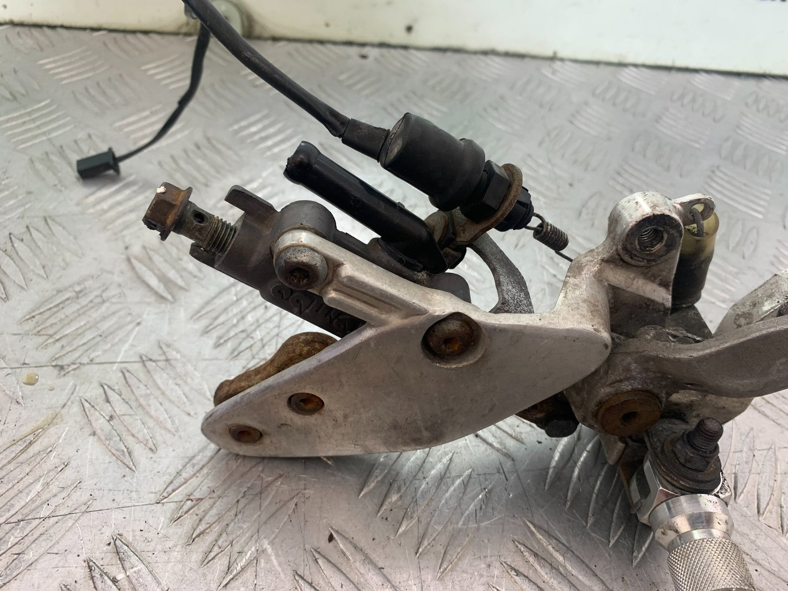 YAMAHA YZF1000 THUNDERACE FRONT RIGHT HANGER  YEAR 1997-2000 (CMB1204)