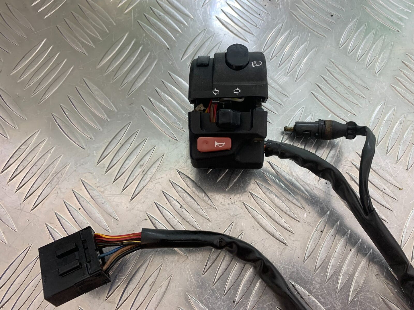 TRIUMPH 600 DAYTONA LEFT SWITCH GEAR  YEAR 2003-2006 (STOCK 999)