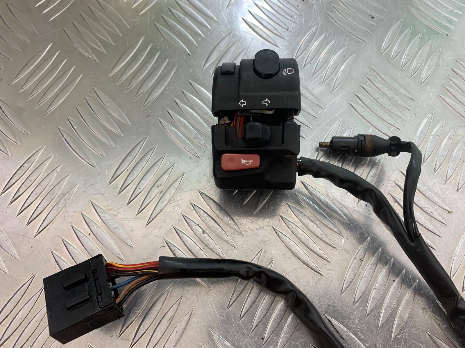 TRIUMPH 600 DAYTONA LEFT SWITCH GEAR  YEAR 2003-2006 (STOCK 999)
