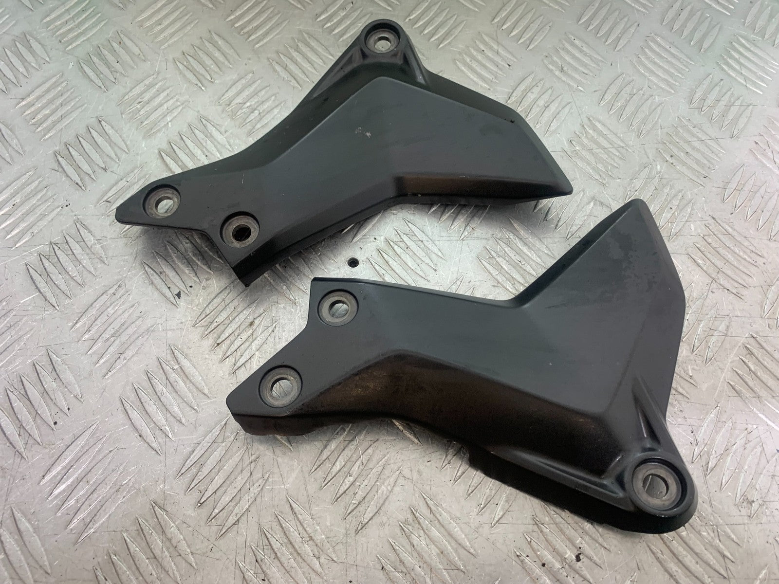 YAMAHA YZF R7 LEFT AND RIGHT FRAME COVERS   YEAR 2022-2025 (CMB1255)