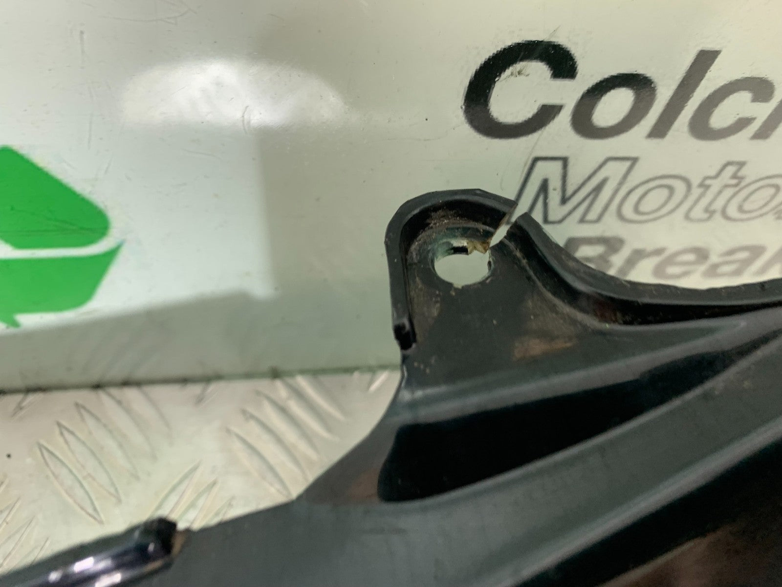 TRIUMPH 955i SPRINT ST RIGHT SEAT PANEL YEAR 1999-04 (CMB1230)