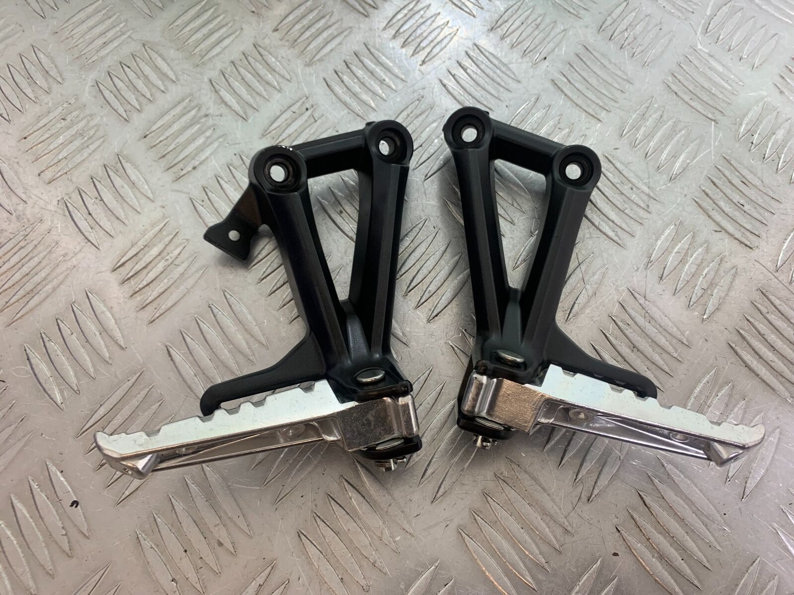 YAMAHA XSR900 XSR 900 REAR HANGERS AND PEGS  YEAR 2021-2022 (CMB1073)