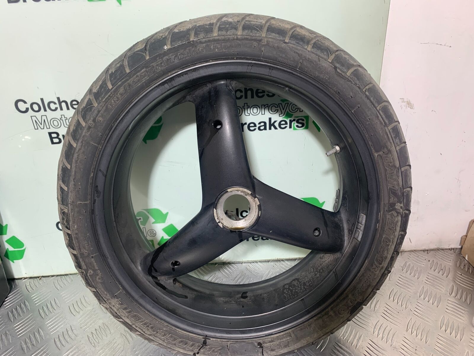 TRIUMPH 955i SPRINT ST REAR WHEEL  YEAR 1999-2004 (CMB1124)