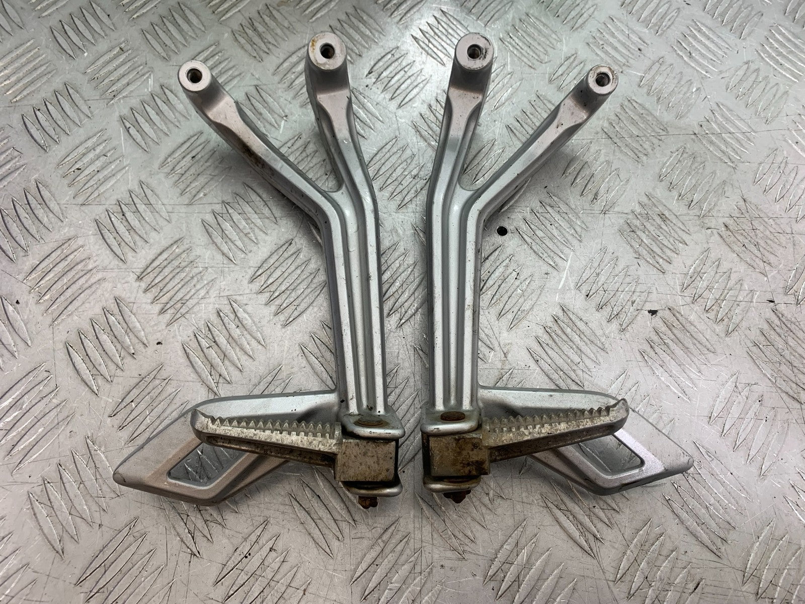 YAMAHA YZF-R125 YZF 125 REAR HANGERS AND PEGS  YEAR 2019-2022 (CMB1263)