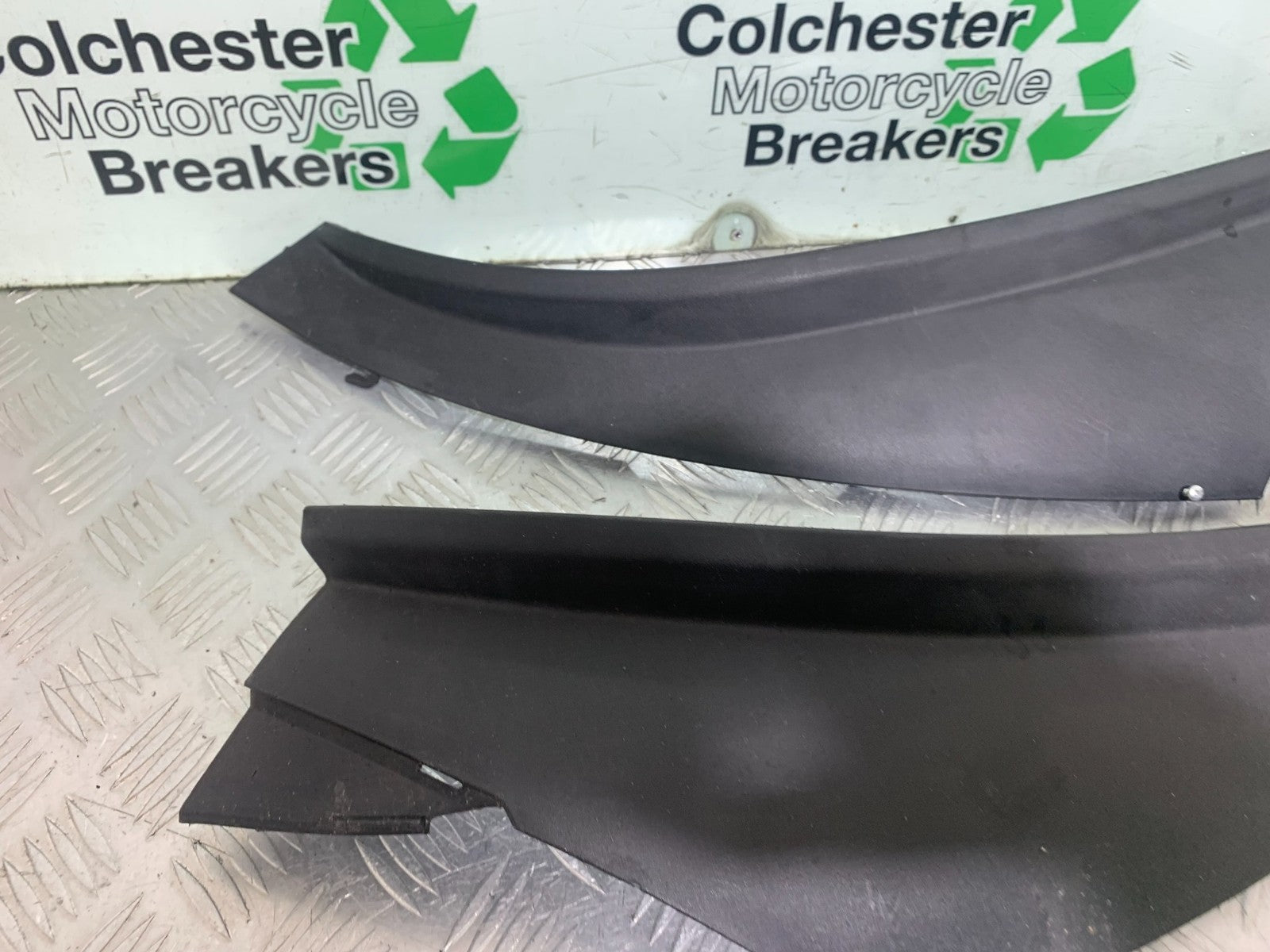 PIAGGIO MP3 250 ie LEFT AND RIGHT SIDE PANELS   YEAR 2007 (CMB1307)