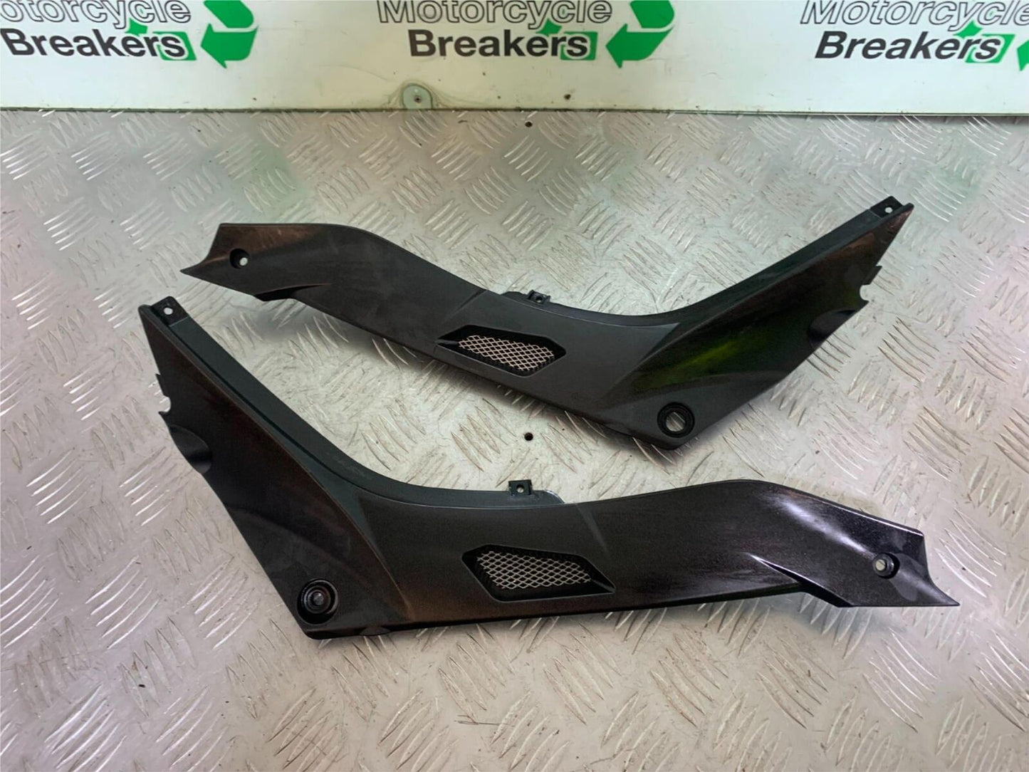 BENELLI BN125 BN 125 LEFT AND RIGHT SIDE INFILLS   YEAR 2018-2021 (CMB1080)