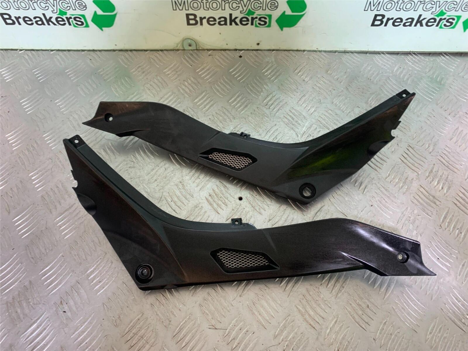 BENELLI BN125 BN 125 LEFT AND RIGHT SIDE INFILLS   YEAR 2018-2021 (CMB1080)