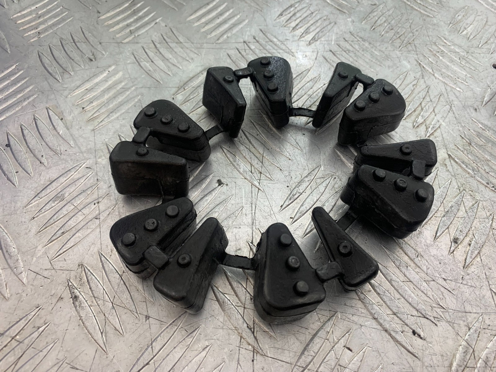 TRIUMPH 675 STREET TRIPLE R CUSH DRIVE RUBBERS YEAR 2013 - 2016 (CMB1221)