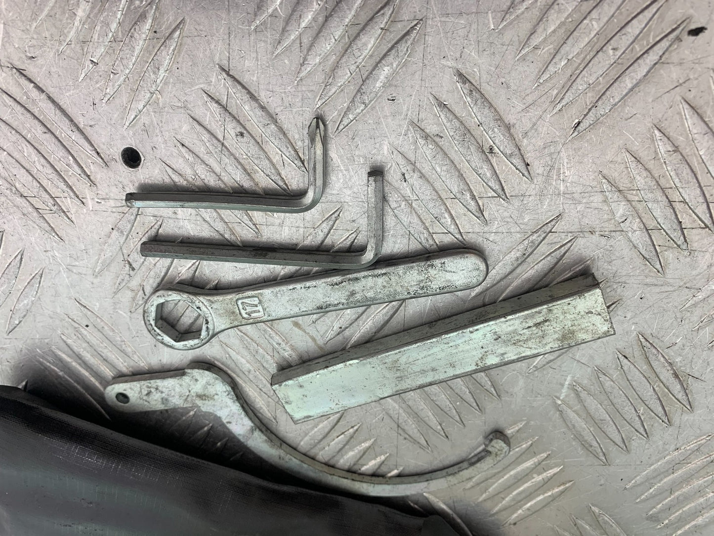 TRIUMPH 1050 SPRINT ST TOOL KIT    2003-2011 (CMB1285)