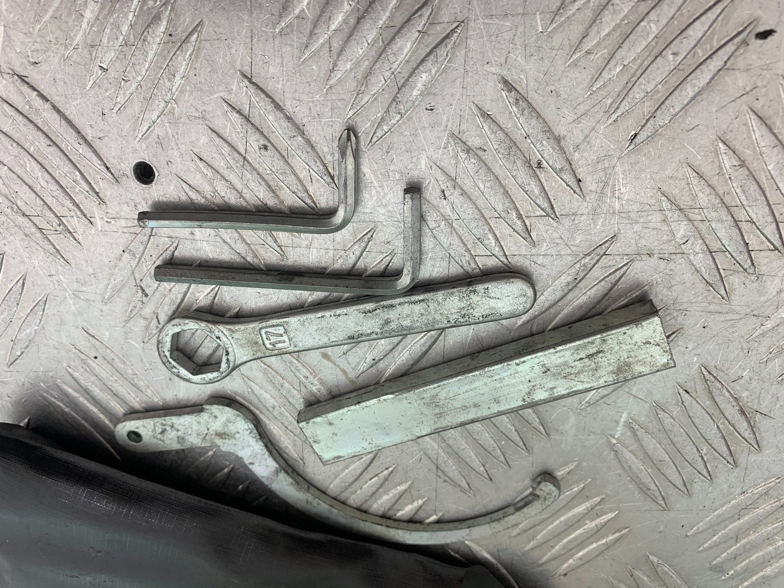 TRIUMPH 1050 SPRINT ST TOOL KIT    2003-2011 (CMB1285)