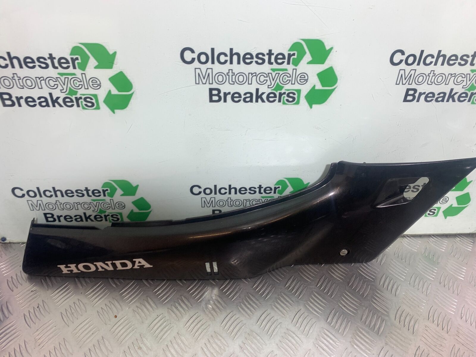 HONDA VFR400 VFR 400 NC21 RIGHT  SEAT PANEL  YEAR 1986-87 (CMB1043)