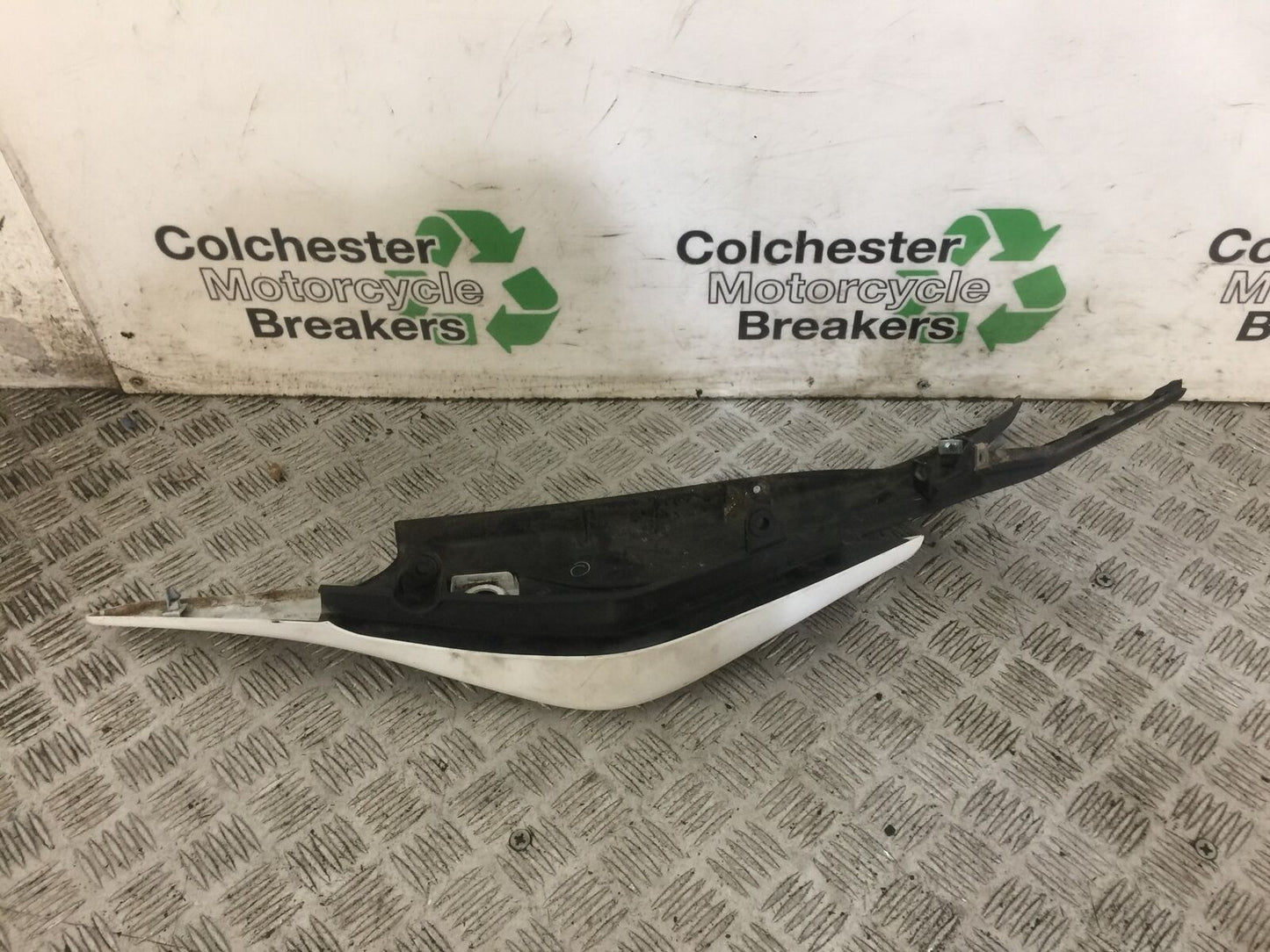 HONDA CBR125 CBR 125 LEFT SEAT PANEL YEAR 2011-2017 (STOCK 732)
