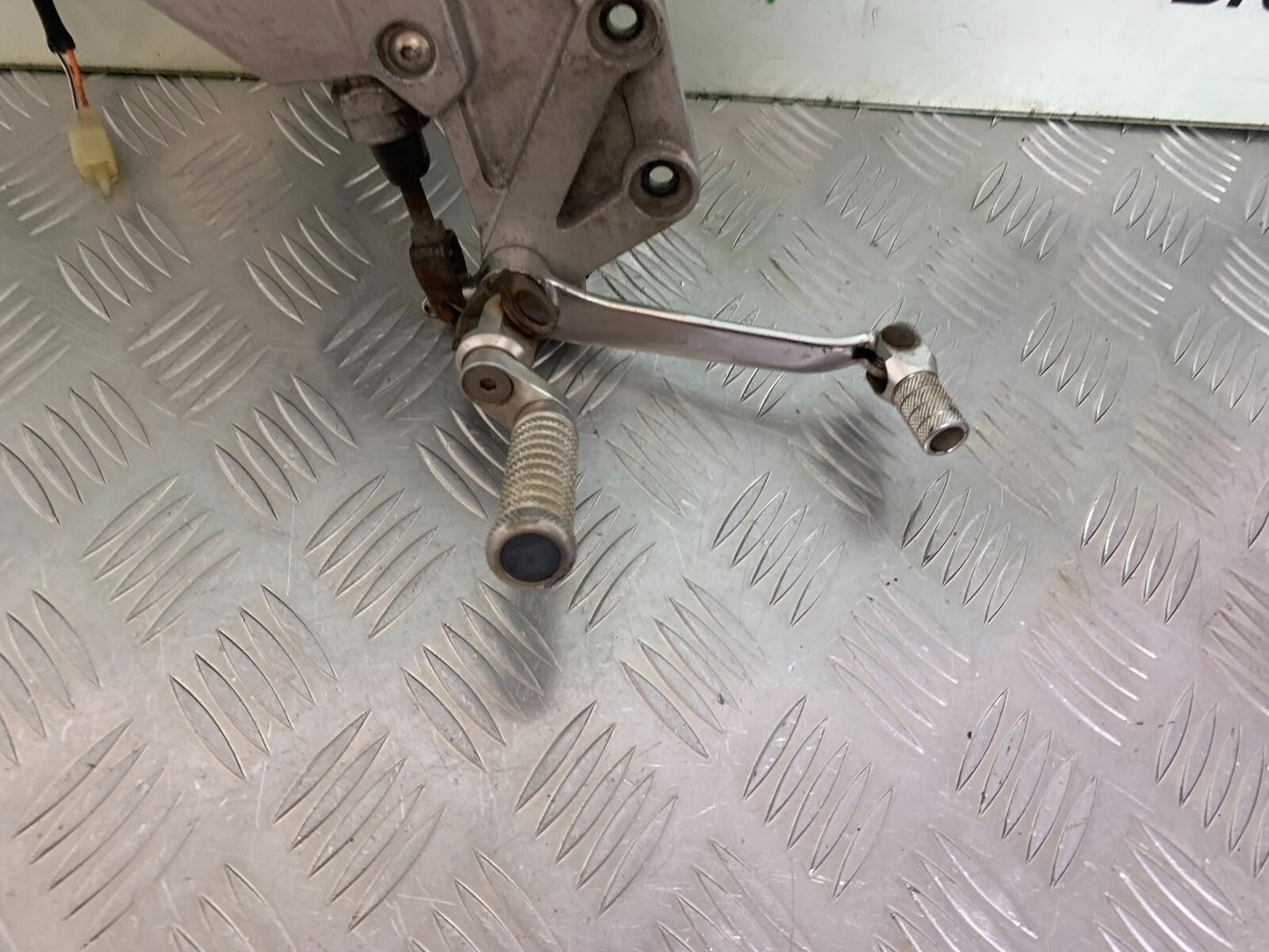 SUZUKI SV650 SV 650 FRONT RIGHT HANGER AND PEG  YEAR 2003-2006 (CMB1024)