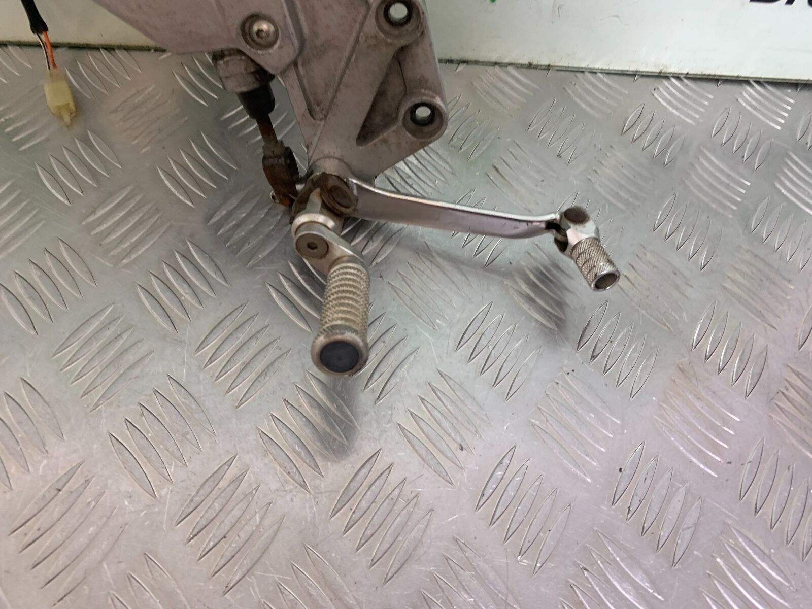 SUZUKI SV650 SV 650 FRONT RIGHT HANGER AND PEG  YEAR 2003-2006 (CMB1024)